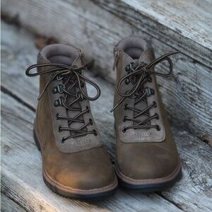 NWT Clarks | OLIVE Raisie Vita Leather Ankle Boot - Women
Clarks